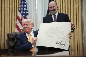 米ワシントンのホワイトハウスで笑顔を見せるトランプ大統領(左)とラトニック商務長官=2月(ゲッティ=共同)
