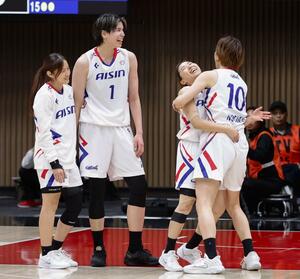トヨタ自動車との接戦を制し喜ぶアイシンの渡嘉敷(1)、野口さくら(10)ら=代々木第二体育館