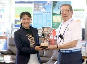 優勝した五十嵐望夢(左)。表彰式で笑顔を見せる=長岡市