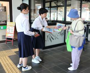 駅の改札で鍵かけを呼びかける高校生ら=三条市東三条1