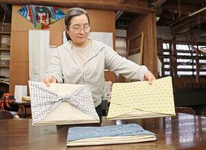 小国和紙生産組合などが手がけた和紙製のパソコンケース=長岡市小国町小栗山