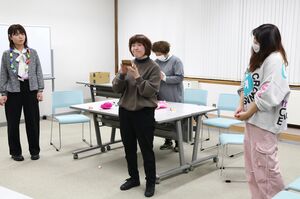最終公演に向け、大詰めの稽古を行う劇団THE風・FOUの役者=柏崎市駅前2の市産業文化会館