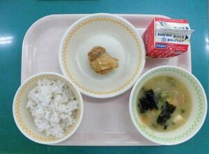 福岡市の市立小学校で4月に提供された給食(福岡市教育委員会提供)