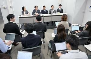 記者会見する不動産会社元社長(奥中央)ら=2025年3月、大阪市北区
