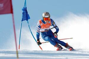 アルペンのジャパンパラの男子大回転立位で滑走する小池岳太=2月、長野県上田市