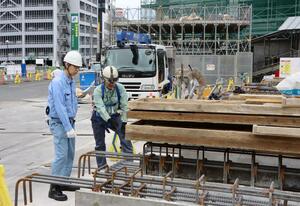 新潟労働局長が建設工事現場の安全を確認したパトロール=7月2日、新潟市中央区花園1