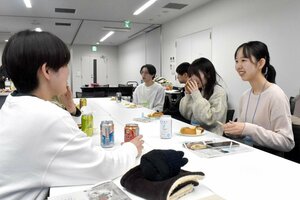 鮭プロ「チームいくらちゃん」の現役と元メンバーが親交を深めた同窓会兼親睦会＝新潟市中央区