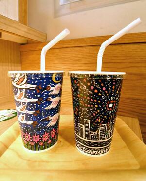 前田優作さんの作品をデザインに採用したモスバーガーのカップ