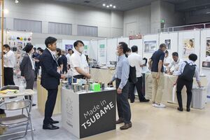 燕市や三条市のメーカーが商品をアピールした見本市「燕三条トレードショウ」。ふるさと納税の返礼品が前面に押し出された=2023年9月、燕三条地場産業振興センター