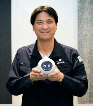 　「Ｒｏｍｉ」を手に持つＭＩＸＩの長岡輝さん＝東京都渋谷区