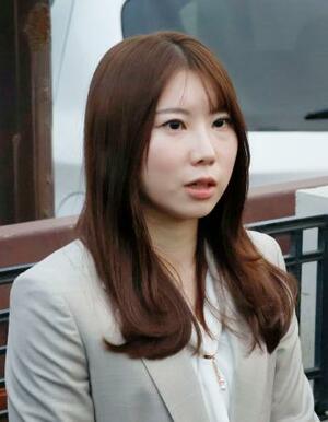 富山地裁の判決後、取材に応じる福山里帆さん=21日午後、富山市