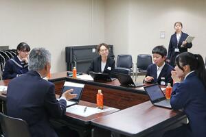 タブレット端末の活用について話し合う中学生ら＝長岡市幸町２