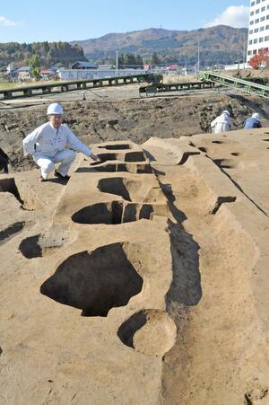 六日町藤塚遺跡で見つかった約８０センチ間隔で並ぶ柱穴＝南魚沼市余川