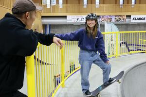 ブルボンスケートパーク村上で練習する菅原芽依さん。スケートボードを一緒に滑った平野歩夢選手へエールを送る＝村上市瀬波温泉３