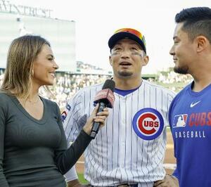 28日の試合後にインタビューを受けるカブス・鈴木=シカゴ