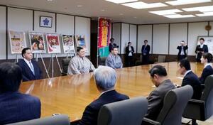 福岡県の上田哲子副知事(右端)を表敬訪問する大の里(奥左から2人目)と豊昇龍(同3人目)の両横綱=28日午後、福岡県庁