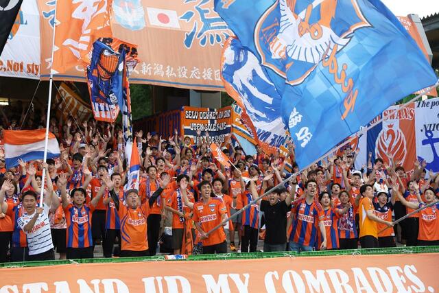 川崎－新潟　アップ中の選手に声援を送る新潟サポーター＝Ｕ等々力