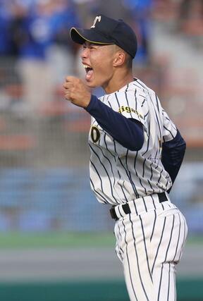 帝京長岡－小松大谷　８回のピンチを１失点でしのぎ、ほえる帝京長岡の先発・工藤壱朗＝富山市民球場
