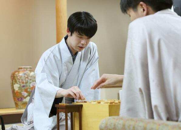 第50期棋王戦 藤井聡太棋王が防衛。感想戦の様子