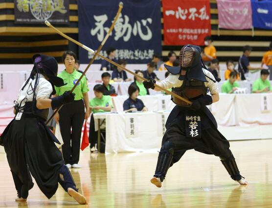 柏崎常盤－都立富士　次鋒・若杉莉亜＝７月２７日、大分市