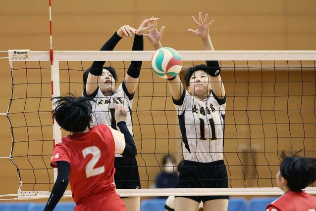 女子決勝 新発田商-長岡商 ブロックに跳ぶ長岡商の森山来実(左)と小岩ゆり