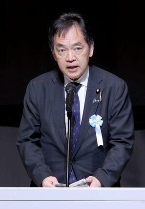 式典で後世へのメッセージを話す浅尾慶一郎環境大臣＝３１日、新潟市中央区