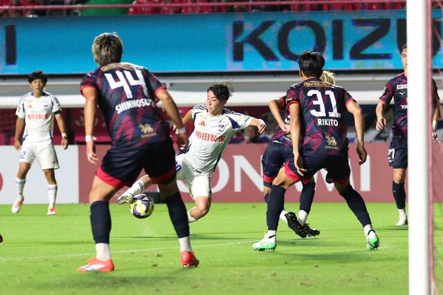 後半、相手ゴールに切り込む新潟の奥村仁＝８月１１日　大阪市のヨドコウ桜スタジアム