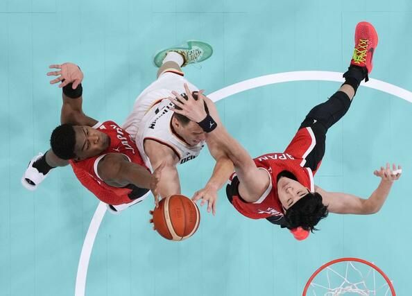 日本-ドイツ 第3クオーター、ディフェンスする八村(左)と渡辺雄=リール(共同)