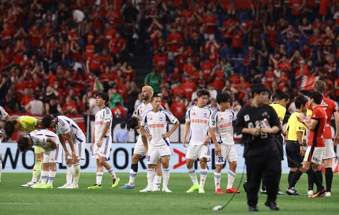 浦和に０－１で敗れうなだれて整列する新潟の選手たち＝埼スタ