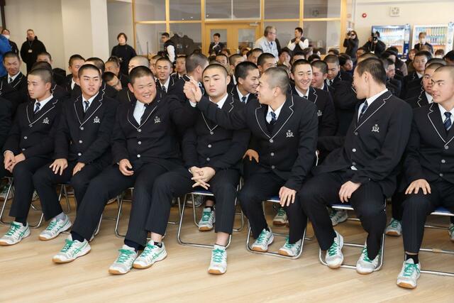 センバツ出場が決まり、顔をほころばせる日本文理高校野球部ナイン＝３０日、新潟市西区