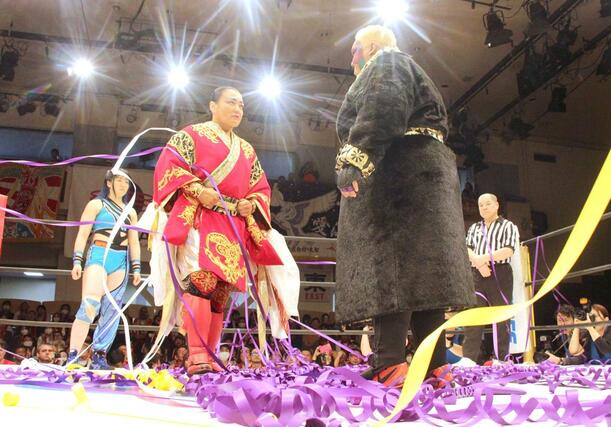 試合開始前にアジャコング選手（右）とにらみ合う里村明衣子選手＝４月２９日、東京・後楽園ホール