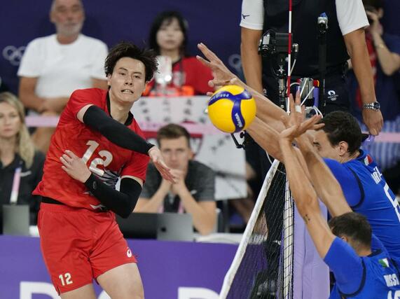 日本－イタリア　第１セット、スパイクを決める高橋藍＝パリ（共同）