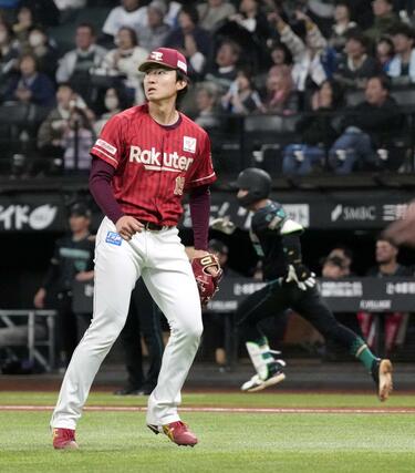 ４回、日本ハム・奈良間（奥）に勝ち越し二塁打を許した楽天・荘司＝エスコンフィールド