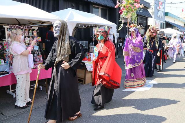 妖怪姿でピアＢａｎｄａｉを練り歩いた「百鬼昼行」＝６日、新潟市中央区