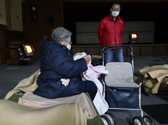 津波注意報が解除され帰宅の準備をする、避難所で一夜を明かした人たち＝９日午前６時半過ぎ、北海道日高町