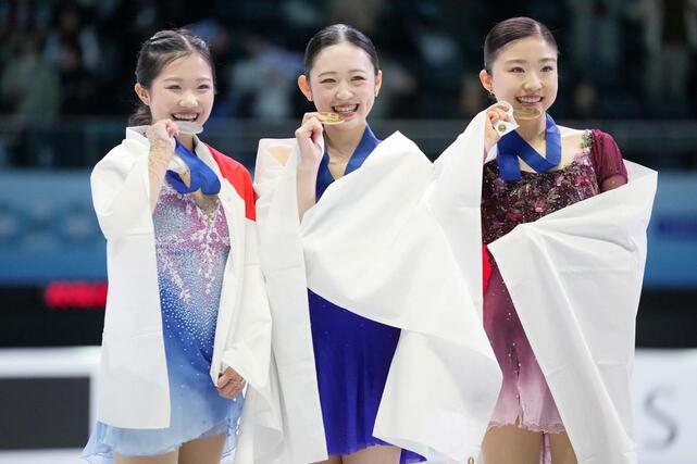 女子で優勝した青木祐奈。左は２位の中井亜美、右は３位の千葉百音＝北京（共同）