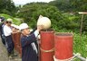 花火打ち上げの準備をする嘉瀬さん=2003年7月、見附市