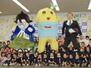 千葉県船橋市から感謝状を贈られ、松戸徹市長とジャンプするふなっしー。左は「船えもん」＝２０１３年１０月３０日、船橋市役所