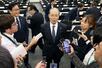 「野球の未来を考える議員連盟」の臨時総会後、取材に応じるプロ野球ソフトバンクの王貞治球団会長（中央）＝１７日、東京・永田町