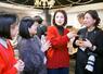 メディア関係者との交流会で参加者の話を聞く犬飼奈津子(中央)=2025年12月、名古屋市