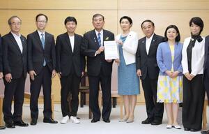 石破首相(中央左)と面会した、温泉文化のユネスコ無形文化遺産登録を目指す知事の会。左は花角英世知事=30日、首相官邸