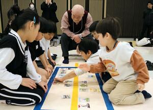 子どもたちが集中力を高め、夢中になって絵札を取り合った「つばめっ子かるた大会」=燕市吉田東栄町