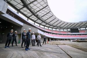 建て替え工事が進むパロマ瑞穂スタジアムを視察するJ1名古屋のOB選手ら=23日、名古屋市