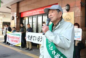 街頭で全被害者の救済を訴える原告団長の皆川栄一さん=20日、新潟市中央区