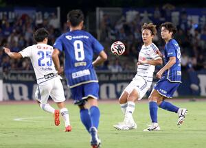 町田ー新潟　後半、献身的な守備をするＤＦ遠藤凌＝Ｇスタ（写真映像部・永井隆司）