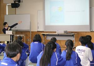 Ｂ型肝炎の問題を中学生に解説する弁護士＝三条市西中