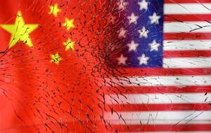 割れたガラス越しに見える米中の国旗(ロイター=共同)