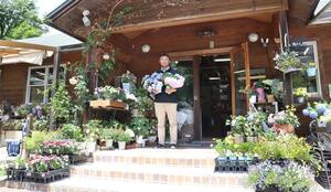 庭造り専門店「FOUR SEASONS」。店舗では色鮮やかな花や雑貨を取り扱う=柏崎市剣野