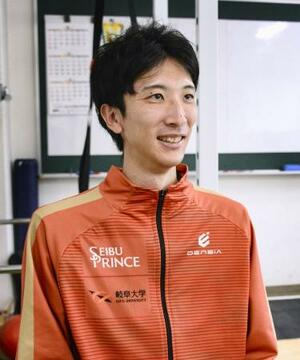 取材に応じる陸上男子走り高跳びの赤松諒一=4月23日、岐阜市