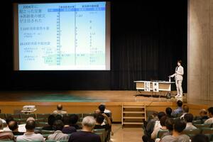 新潟大の田村圭子教授の講演などを通じ、災害弱者の避難支援を考えたセミナー=村上市岩沢